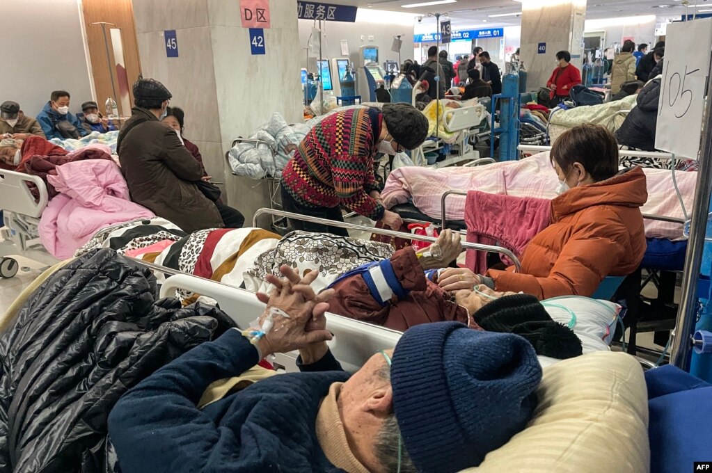上海同仁医院里的病人。（2023年1月3日）(photo:VOA)