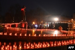 De lokale bevolking steekt kaarsen aan ter herdenking van de slachtoffers van de Holodomor van 1932-33, Oekraïens voor 'dood door verhongering', in Lviv, 26 november 2022, te midden van de Russische invasie van Oekraïne.