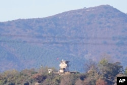 한국 비무장지대 남쪽에서 바라본 북한군 초소.