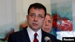 Wali Kota Istanbul Ekrem Imamoglu berbicara selama konferensi pers di markas oposisi utama Partai Rakyat Republik (CHP) di Ankara, Turki, 27 Desember 2021. (Foto: REUTERS/Cagla Gurdogan)
