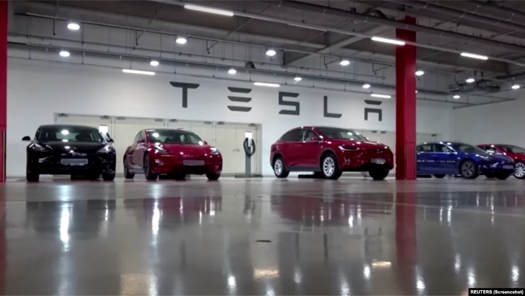 Beberapa mobil produksi Tesla (foto: ilustrasi). 