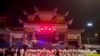 Polisi anti huru hara dengan pakaian pelindung diri (APD) tiba saat berlangsungnya aksi protes atas pembatasan COVID-19 di Guangzhou, Guangdong, China, dalam tangkapan layar yang diambil dari video media sosial, 29 November 2022. (Video diperoleh Reuters/ via REUTERS)
