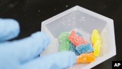 资料照片：美国加州一家大麻实验正在对大麻儿童甜品进行实验(2018年8月22日）
