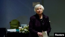 La secretaria del Tesoro de Estados Unidos, Janet Yellen, llega a una conferencia de prensa durante las Reuniones Anuales del Fondo Monetario Internacional y el Banco Mundial en Washington, el 14 de octubre de 2022.