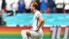 El delantero inglés Harry Kane luce un brazalete con el arcoíris al arrodillarse previo al partido contra Alemania en la Eurocopa, el 29 de junio de 2022. 