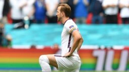 El delantero inglés Harry Kane luce un brazalete con el arcoíris al arrodillarse previo al partido contra Alemania en la Eurocopa, el 29 de junio de 2022. 