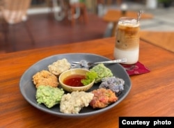 Contoh penyajian minuman dan makanan tradisional Jawa (foto: courtesy).