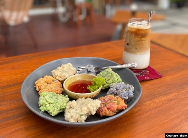 Contoh penyajian minuman dan makanan tradisional Jawa (foto: courtesy).