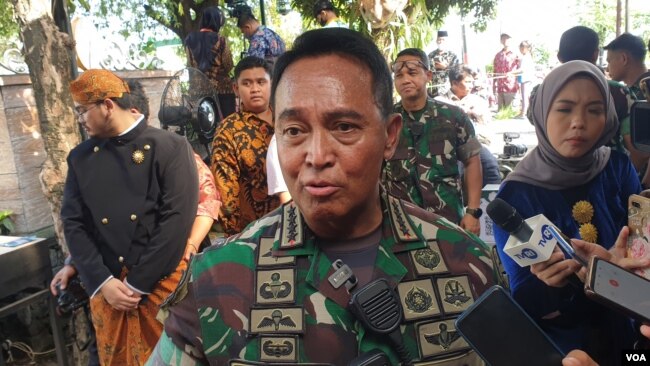 Panglima TNI, Jenderal Andika Perkasa saat jumpa pers di Media Center acara Resepsi atau Tasyakuran pernikahan putra bungsu Presiden Jokowi, Kaesang di kompleks Pura Mangkunegaran, Minggu (11/12). Foto :VOA/ Yudha Satriawan.