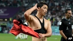 Jwe Sid Koreyen Hwang Hee-chan selebre apre li make dezyem gol ekip li pandan match Gwoup H yo a kont Potigal nan Mondyal Foutbol Qatar la, 2 Desanm 2022. 