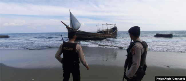 Kapal yang ditumpangi 57 pengungsi Rohingya yang terdampar di pesisir Desa Ladong, Kecamatan Masjid Raya, Kabupaten Aceh Besar, Provinsi Aceh, Minggu 25 Desember 2022. (Courtesy: Polda Aceh)