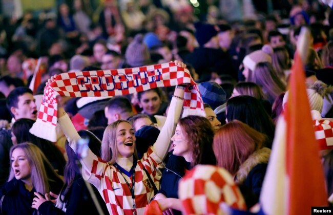 Los fanáticos de Croacia celebran en la plaza Ban Josip Jelacic al alcanzar el tercer lugar de la Copa del Mundo Qatar 2022. Visto en Zagreb, la capital croata el 17 de diciembre de 2022.