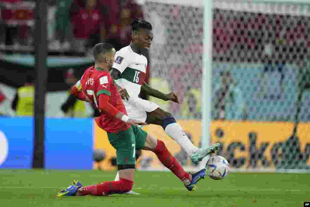 Mosani Hakimi Ziyech (G) azali kowelea ndembo na mosani ya Portugal na stade Al-Thumama, Doha, 10 décembre 2022.&nbsp;(AP Photo/Ricardo Mazalan)