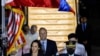 Wakil Presiden AS Kamala Harris dan suaminya Doug Emhoff tiba di Bandara Internasional Ninoy Aquino di Metro Manila, Filipina, pada 20 November 2022. (Foto: Reuters/Eloisa Lopez)