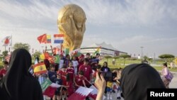 Para penggemar sepak bola di luar Stadion Al Bayt menjelang gelaran laga Piala Dunia FIFA Qatar 2022, 12 November 2022. (Foto: Marko Djurica/Reuters)