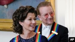 Los cantantes Amy Grant y Bono escuchan mientras el presidente Joe Biden habla durante la recepción para los homenajeados del Centro Kennedy, el domingo 4 de diciembre de 2022, en la Casa Blanca en Washington. (AP Foto/Manuel Balce Ceneta)