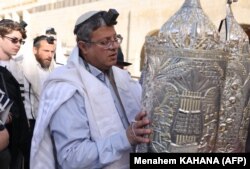 Anggota parlemen sayap kanan Israel Itamar Ben-Gvir berdoa di Tembok Barat di Kota Tua Yerusalem pada 31 Maret 2022 setelah kunjungan ke kompleks Al-Aqsa. (Foto: AFP/Menahem KAHANA)