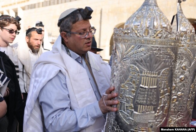 Anggota parlemen sayap kanan Israel Itamar Ben-Gvir berdoa di Tembok Barat di Kota Tua Yerusalem pada 31 Maret 2022 setelah kunjungan ke kompleks Al-Aqsa. (Foto: AFP/Menahem KAHANA)