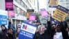 Aksi mogok para perawat NHS karena perselisihan dengan pemerintah mengenai gaji, di luar Rumah Sakit St Thomas di London, Inggris 15 Desember 2022. (REUTERS/Henry Nicholls)