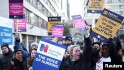 Aksi mogok para perawat NHS karena perselisihan dengan pemerintah mengenai gaji, di luar Rumah Sakit St Thomas di London, Inggris 15 Desember 2022. (REUTERS/Henry Nicholls)