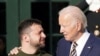 Presiden AS Joe Biden menyambut Presiden Ukraina Volodymyr Zelenskiy di Halaman Selatan di Gedung Putih di Washington, AS, 21 Desember 2022. (Foto: REUTERS/Kevin Lamarque)