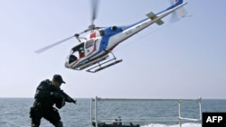 馬來西亞海岸警衛隊與日本海岸警衛隊舉行聯合反海盜演習。（2007年2月2日）