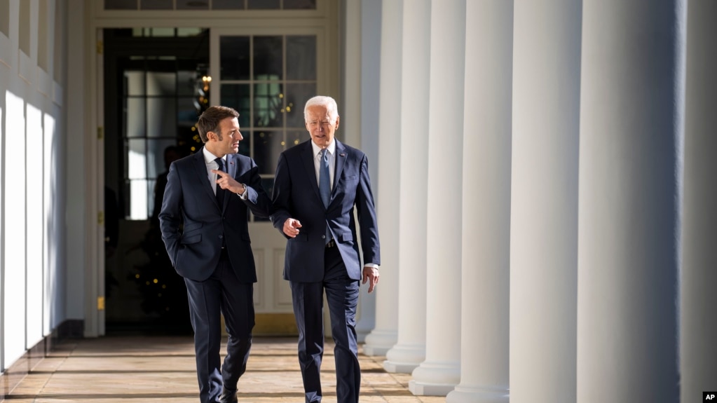 جو بایدن، رئیس جمهوری آمریکا (راست) و امانوئل مکرون، رئیس جمهوری فرانسه در محوطه کاخ سفید - ۱ دسامبر ۲۰۲۲ (۱۰ آذر ۱۴۰۱)