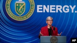 Sekretarica za energetiku Jennifer Granholm govori o naučnom proboju u nuklearnoj fuziji na konferenciji za novinare u Sekretarijatu za energetiku u Washingtonu, 13. decembra 2022.