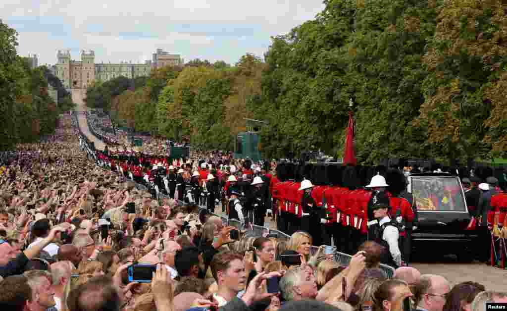 Waingereza waaga mwili wa Malkia Elizabeth kuelekea Kasri ya Windsor.