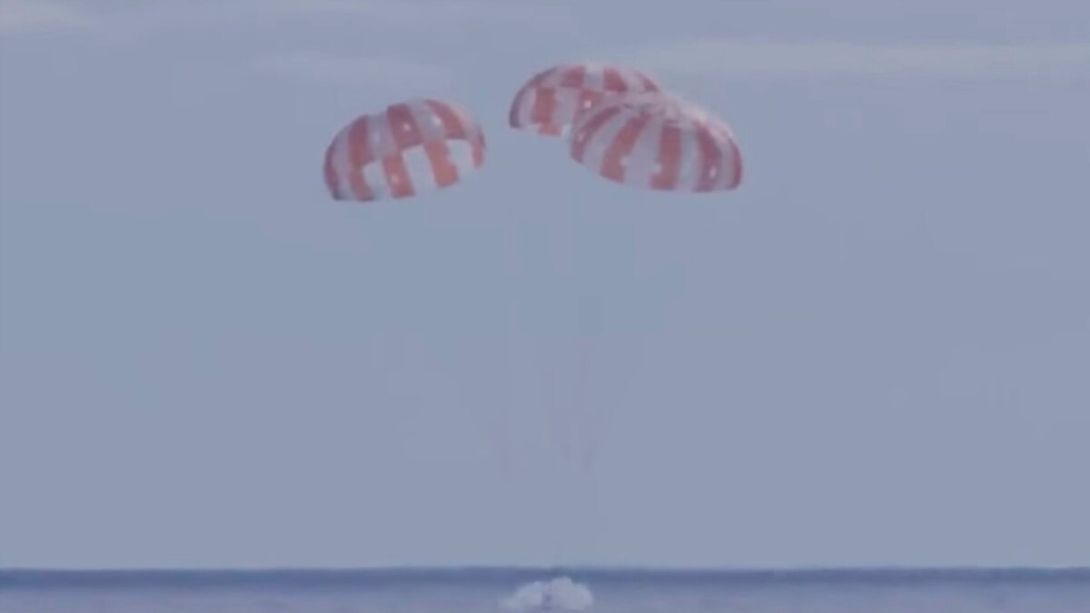 Космический корабль Orion вернулся на Землю после полета вокруг Луны