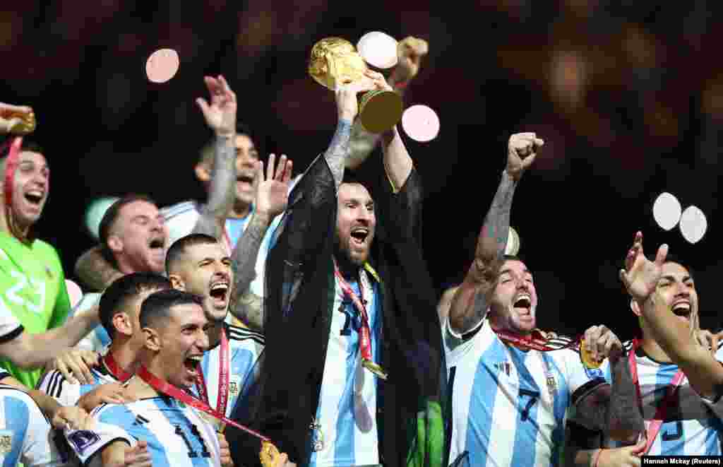 Lionel Messi merayakan kemenangan Argentina dalam babak final Piala Dunia 2022 saat melawan juara bertahan Prancis. (Foto: REUTERS/Hannah Mckay)