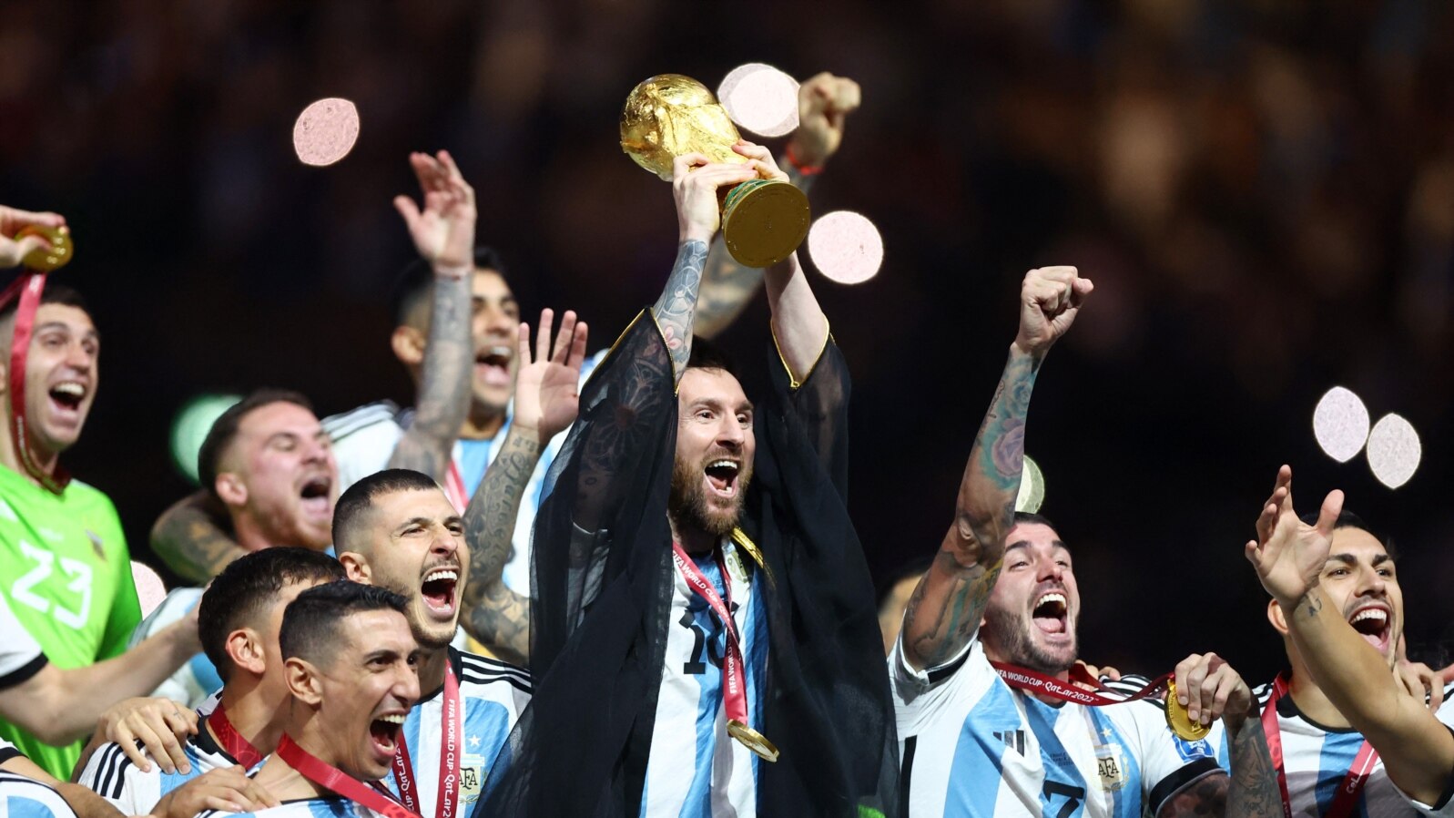 Lionel Messi merayakan kemenangan Argentina dalam babak final Piala Dunia 2022 saat melawan juara bertahan Prancis. (Foto: REUTERS/Hannah Mckay)