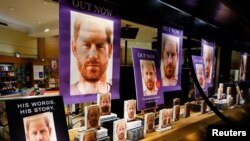 Toko buku Waterstones di London, Inggris, memajang buku terbaru memoar Pangeran Harry 'Spare', 10 Januari 2023. (REUTERS/Peter Nicholls)