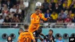 Virgil van Dijk dari Belanda, atas, keluar melompati bek Ekuador untuk menyundul bola selama pertandingan sepak bola grup A Piala Dunia antara Belanda dan Ekuador, di Stadion Internasional Khalifa di Doha, Qatar, Jumat, 25 November 2022. (Foto : AP/Themba Hadebe)