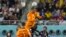 Virgil van Dijk dari Belanda, atas, keluar melompati bek Ekuador untuk menyundul bola selama pertandingan sepak bola grup A Piala Dunia antara Belanda dan Ekuador, di Stadion Internasional Khalifa di Doha, Qatar, Jumat, 25 November 2022. (Foto : AP/Themba Hadebe)
