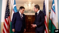 资料照：国务卿布林肯与乌兹别克斯坦外交部长弗拉基米尔·诺罗夫 (Vladimir Norov)在华盛顿美国国务院举行会晤。（2022年12月12日）
