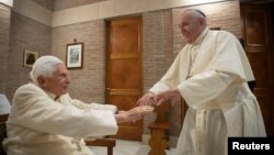 资料照：教宗方济各（右）会见退休的教宗本笃16世。（2020年11月28日）