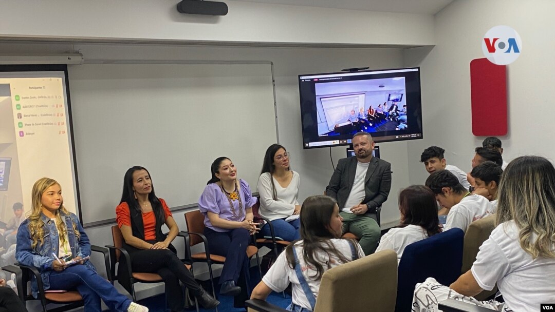 Ceremonia de graduación de jóvenes periodistas de 'Mi Historia', un proyecto en el que 60 adolescentes, de entre 14 y 18 años de edad y que viven en un contexto de violencia en Colombia, recibieron herramientas de periodismo y producción audiovisual. [Foto: Valentina Laverde]