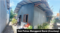 Dari sebuah rumah di Desa Wae Kelambu, Kecamatan Komodo, Kabupaten Manggarai Barat inilah berkumpul 14 orang yang hendak dikirim ke Kalimantan Barat. (Foto: Dok Polres Manggarai Barat)