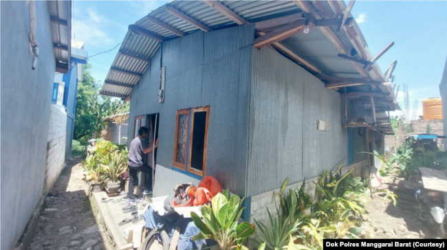 Dari sebuah rumah di Desa Wae Kelambu, Kecamatan Komodo, Kabupaten Manggarai Barat inilah berkumpul 14 orang yang hendak dikirim ke Kalimantan Barat. (Foto: Dok Polres Manggarai Barat)