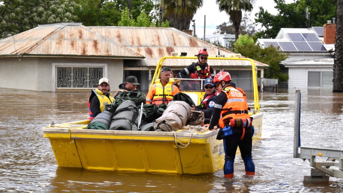 Australian Communities Brace for Christmas Floods