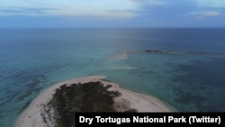 El parque natural Dry Tortugas, al sur de la Florida, está conformado por seis pequeñas islas a las que solo se puede llegar por mar o aire. 