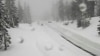 Esta imagen de una cámara de supervisión de tráfico del Departamento de Transporte de California (Caltrans) muestra las condiciones nevadas en una carretera conocida como California SR-89 Snowman, en el Bosque Nacional Shasta-Trinity, en California, el 10 de diciembre de 2022.