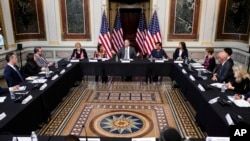 Даг Эмхофф, в центре, муж вице-президента Камалы Харрис, выступает во время круглого стола с еврейскими лидерами о росте антисемитизма в здании администрации Эйзенхауэра в кампусе Белого дома в Вашингтоне, 7 декабря 2022 года.