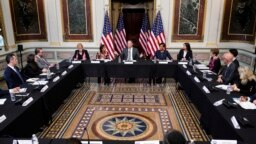 Даг Эмхофф, в центре, муж вице-президента Камалы Харрис, выступает во время круглого стола с еврейскими лидерами о росте антисемитизма в здании администрации Эйзенхауэра в кампусе Белого дома в Вашингтоне, 7 декабря 2022 года.