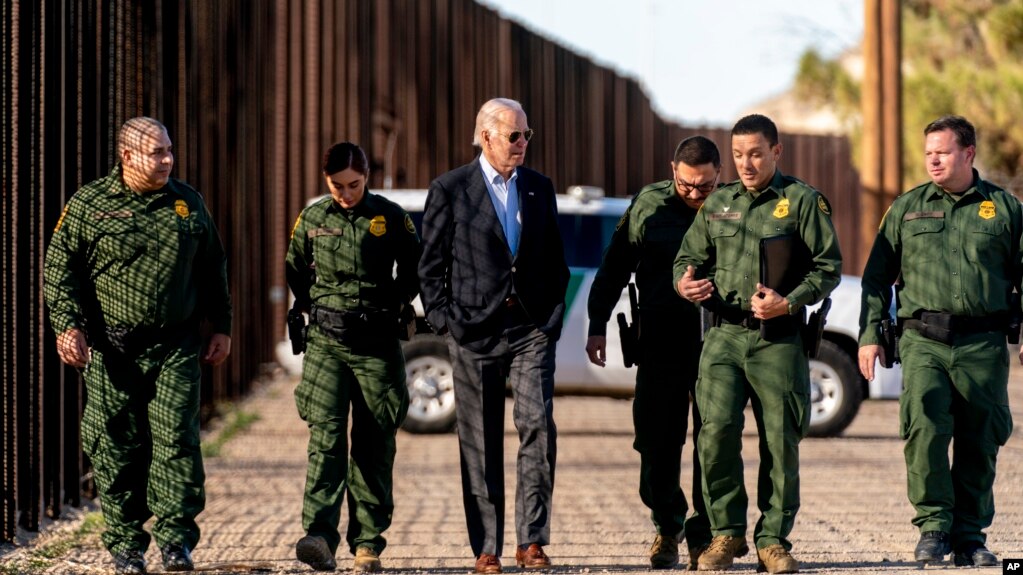 Prezidan Joe Biden pale ak gad fwontye Etazini bo kote miray ki separe Etazini ak Meksik nan vil El Paso, Texas, 8 Janvye 2023.