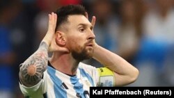 Lionel Messi dari Argentina merayakan mencetak gol kedua mereka saat melawan Belanda di babak perempat final Piala Dunia 2022. (Foto: REUTERS/Kai Pfaffenbach)