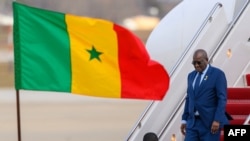 마키 살 세네갈 대통령이 미국-아프리카 정상회의에 참석하기 위해 12일 미국 앤드루스 공군기지에 도착하고 있다.