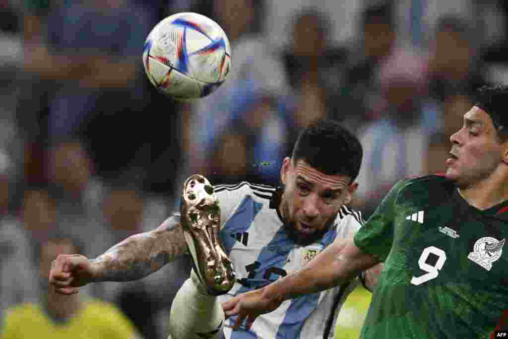 Défenseur ya Argenitine @19 Nicolas Otamendi na attaquant ya Mexique #09 Raul Jimenez bazali kowela ndembo na match ya groupe C ya Mondial Qatar 2022 na stade Lusail. Doha, 26 novembre 2022. (Photo Alfredo ESTRELLA / AFP)