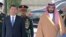 Prezidan Chinwa Xi Jinping, a goch, koute him nasyonal Lachin bo kote Prens Eritye Arabi Saoudit la, ki se Premye Minis peyi a tou, Mohammed bin Salman nan Riyadh, Arabi Saoudit, 8 Desanm 2022. 